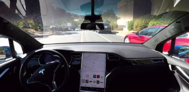 Se en Tesla køre helt af sig selv