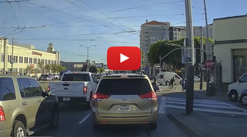 Chevy Bolt selvkørende bil igennem bytrafik