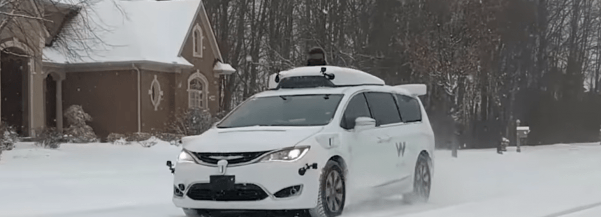 Selvkørende taxa Waymo i sne.